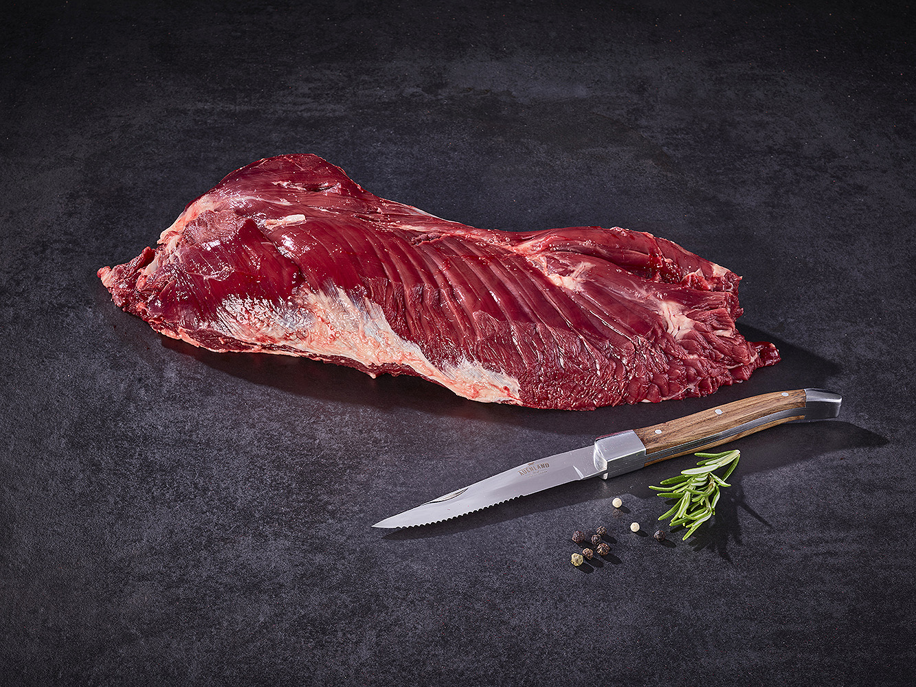 Special-Cut-Onglet-mit-Messer-auf-dunklem-Hintergund